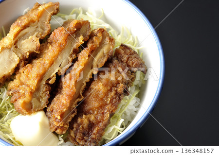 蛋黃醬炸雞飯碗,以黑色背景拍攝 蛋黃醬炸雞飯碗,以黑色背景拍攝 136348157