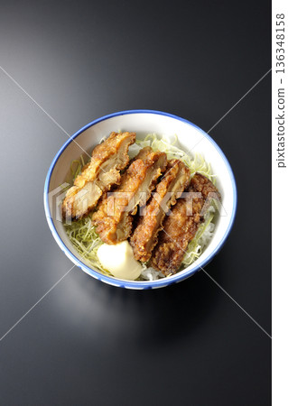 蛋黃醬炸雞飯碗,以黑色背景拍攝 蛋黃醬炸雞飯碗,以黑色背景拍攝 136348158