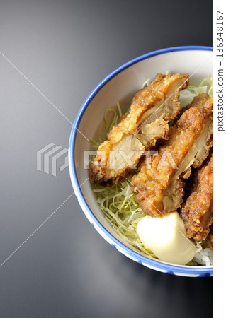 蛋黃醬炸雞飯碗,以黑色背景拍攝 蛋黃醬炸雞飯碗,以黑色背景拍攝 136348167