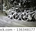 夜間居民區雪中掩埋的自行車照片 136348177