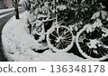 夜間居民區雪中掩埋的自行車照片 136348178