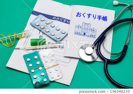 圖片展示了一位正在服用口服藥物的感冒患者和聽診器。 136348235