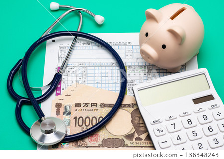 報稅表和醫療費用扣除的圖片 報稅表和醫療費用扣除的圖片 136348243