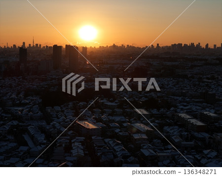 Bird's-eye view of a snowy morning in Tokyo 136348271