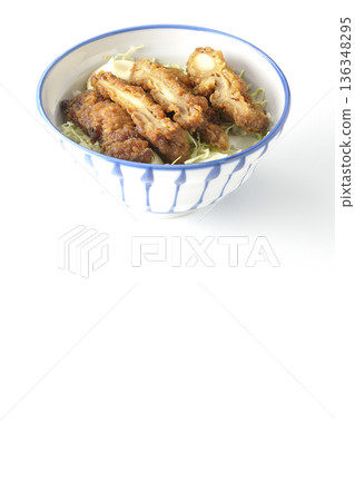 白色背景上的蛋黃醬炸雞飯碗照片 白色背景上的蛋黃醬炸雞飯碗照片 136348295