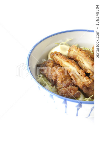 白色背景上的蛋黃醬炸雞飯碗照片 白色背景上的蛋黃醬炸雞飯碗照片 136348304