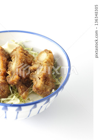 白色背景上的蛋黃醬炸雞飯碗照片 白色背景上的蛋黃醬炸雞飯碗照片 136348305