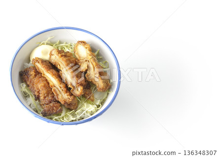白色背景上的蛋黃醬炸雞飯碗照片 136348307