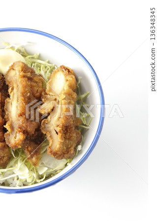 白色背景上的蛋黃醬炸雞飯碗照片 136348345