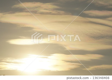 透過雲層看到的日落 透過雲層看到的日落 136348408