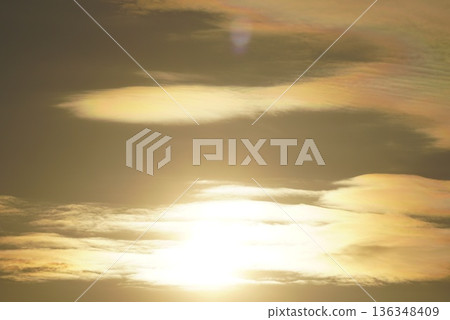 透過雲層縫隙看到的太陽 透過雲層縫隙看到的太陽 136348409