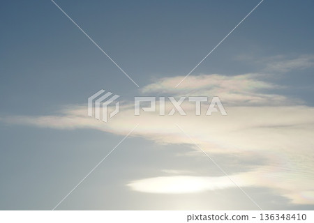 透過雲層縫隙看到的太陽 透過雲層縫隙看到的太陽 136348410