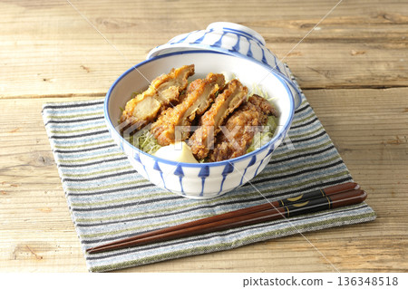 蛋黃醬和炸雞飯 136348518