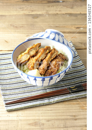 蛋黃醬和炸雞飯 蛋黃醬和炸雞飯 136348527