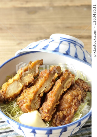 蛋黃醬和炸雞飯 136348531