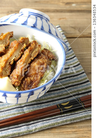 蛋黃醬和炸雞飯 蛋黃醬和炸雞飯 136348534