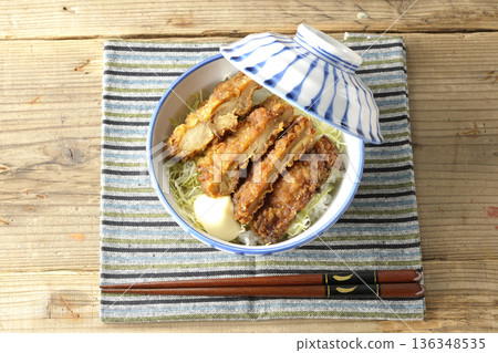 蛋黃醬和炸雞飯 蛋黃醬和炸雞飯 136348535