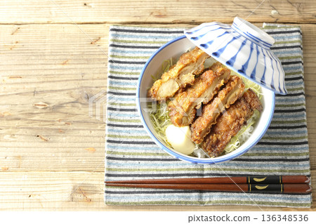 蛋黃醬和炸雞飯 蛋黃醬和炸雞飯 136348536