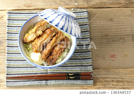 蛋黃醬和炸雞飯 蛋黃醬和炸雞飯 136348537