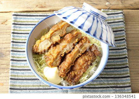 蛋黃醬和炸雞飯 蛋黃醬和炸雞飯 136348541