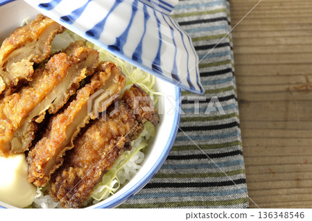 蛋黃醬和炸雞飯 蛋黃醬和炸雞飯 136348546