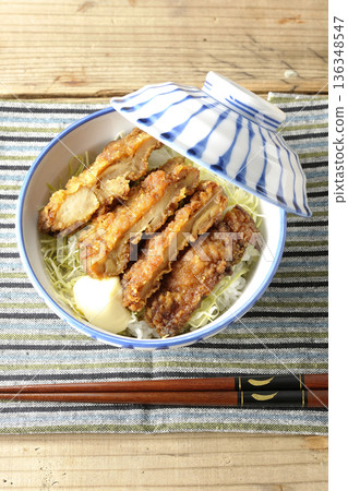 蛋黃醬和炸雞飯 蛋黃醬和炸雞飯 136348547