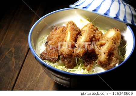 蛋黃醬和炸雞飯 136348609