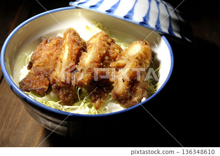 蛋黃醬和炸雞飯 136348610