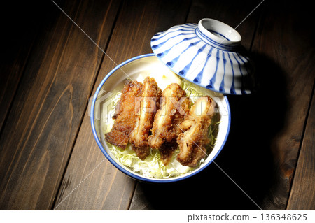蛋黃醬和炸雞飯 蛋黃醬和炸雞飯 136348625