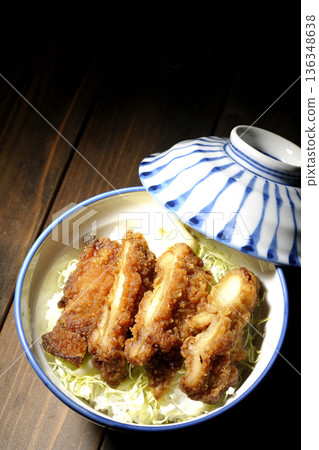 蛋黃醬和炸雞飯 136348638