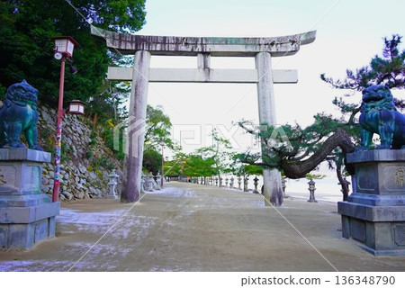 通往宮島嚴島神社的道路,是日本三大最美景點之一。 通往宮島嚴島神社的道路,是日本三大最美景點之一。 136348790