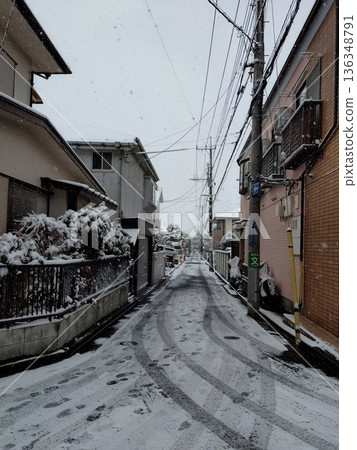 三鷹市的雪景住宅區 136348791