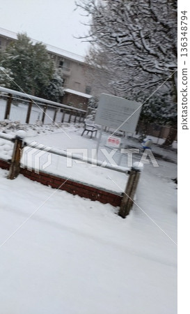 三鷹市的雪景住宅區 三鷹市的雪景住宅區 136348794