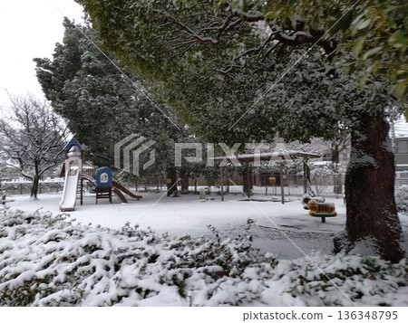 三鷹市的雪景住宅區 136348795