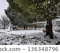 三鷹市的雪景住宅區 136348796