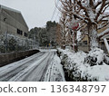 三鷹市的雪景住宅區 136348797