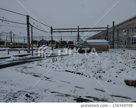 三鷹市的雪景住宅區 136348798