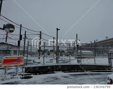 三鷹市的雪景住宅區 三鷹市的雪景住宅區 136348799