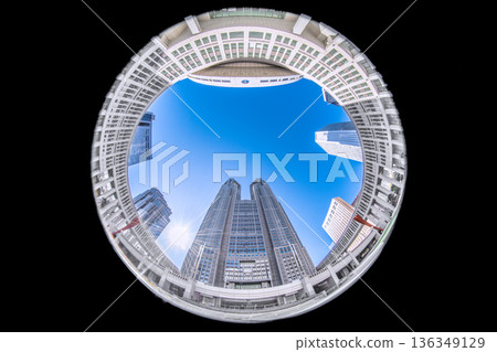 2026年日本東京城市景觀。俯瞰東京都廳大樓、辦公大樓和晴朗的天空…一線希望…(2月9日) 2026年日本東京城市景觀。俯瞰東京都廳大樓、辦公大樓和晴朗的天空…一線希望…(2月9日) 136349129