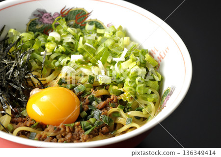 台灣拌麵，黑色背景拍攝 136349414