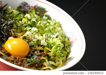 台灣拌麵，黑色背景拍攝 136349415
