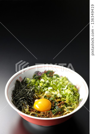 台灣拌麵，黑色背景拍攝 136349419