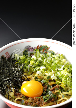 台灣拌麵，黑色背景拍攝 136349422