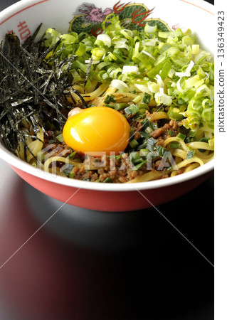 台灣拌麵，黑色背景拍攝 136349423