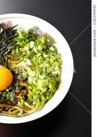 台灣拌麵,黑色背景拍攝 台灣拌麵,黑色背景拍攝 136349442