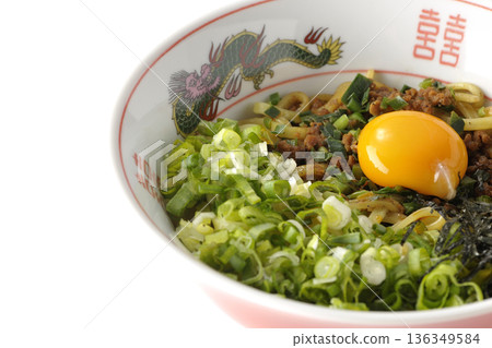 白色背景上的台灣拌麵照片 136349584