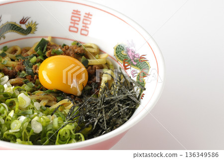 白色背景上的台灣拌麵照片 136349586