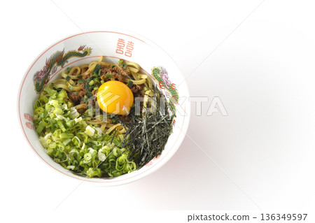 白色背景上的台灣拌麵照片 136349597