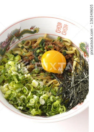 白色背景上的台灣拌麵照片 136349605