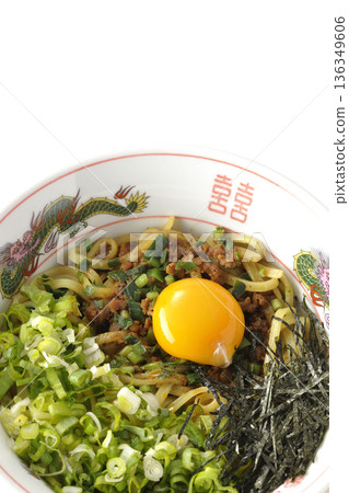 白色背景上的台灣拌麵照片 白色背景上的台灣拌麵照片 136349606